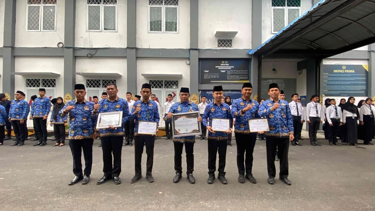 Kalapas Narkotika Samarinda Apresiasi Kinerja Petugas Tata Usaha dengan Penghargaan
