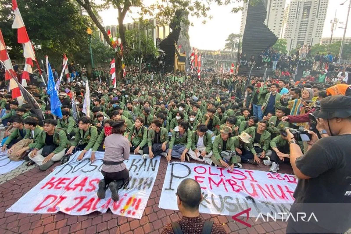Mahasiswa UPN Veteran Aksi di Depan Polda Metro Jaya, Gerbang Diboong