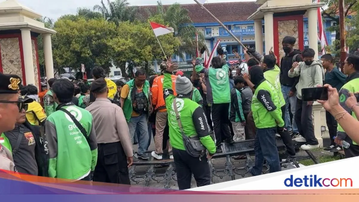Aksi Massa Driver Ojek Online di Markas Brimob Solo Terkait Kasus Kematian Rekan Mereka