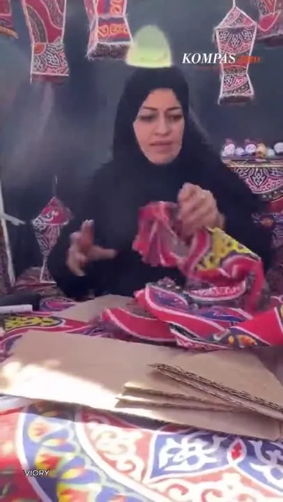 Kreativitas Pengungsi Gaza: Kardus Jadi Lentera Ramadhan untuk Anak-anak