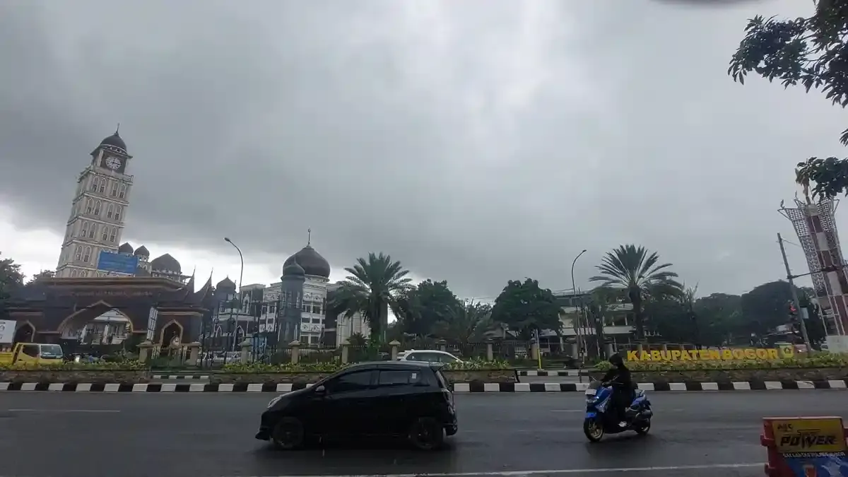 Cuaca Mendung dan Hujan Ringan di Puncak Bogor, Tinggi Air Sungai Ciliwung Stabil di Titik Rendah