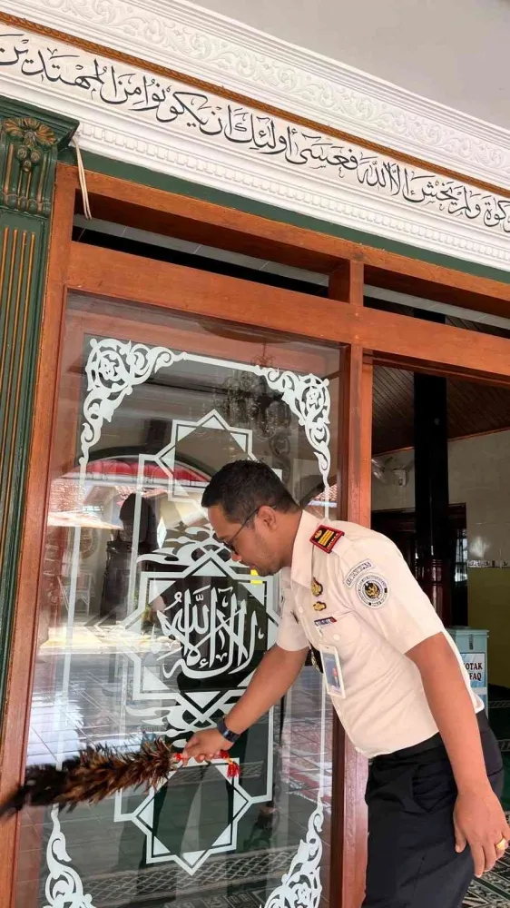 Warga Binaan Rutan Kudus Bersihkan Masjid Menyambut Ramadan