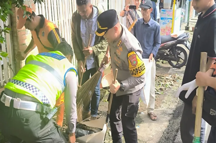 Kapolres Jaksel Pimpin Aksi Bersih Pasar Rawajati dalam Gerakan ASRI