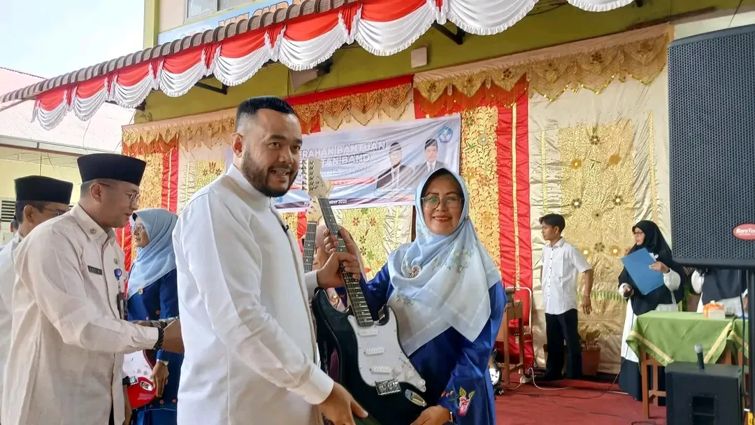 Pemko Padang Dukung Ekstrakurikuler dengan Serahkan Alat Band ke Sekolah