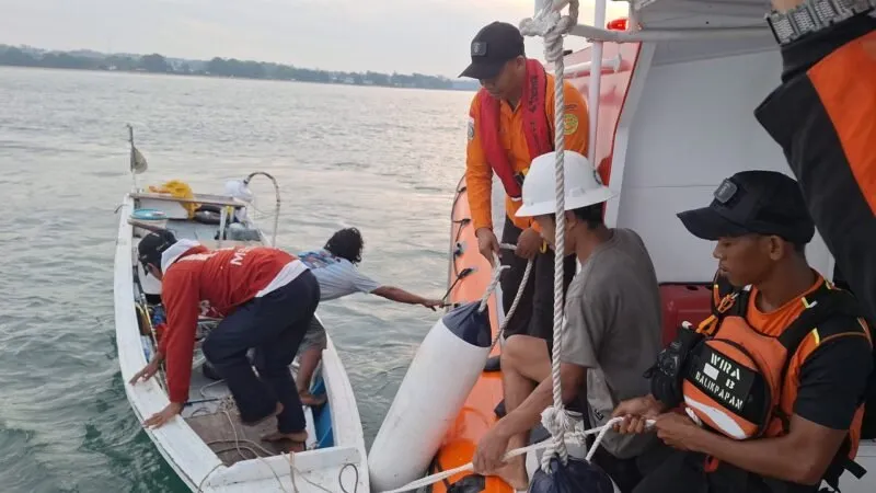 Basarnas Balikpapan Evakuasi Tiga Pemancing yang Terjebak di Laut