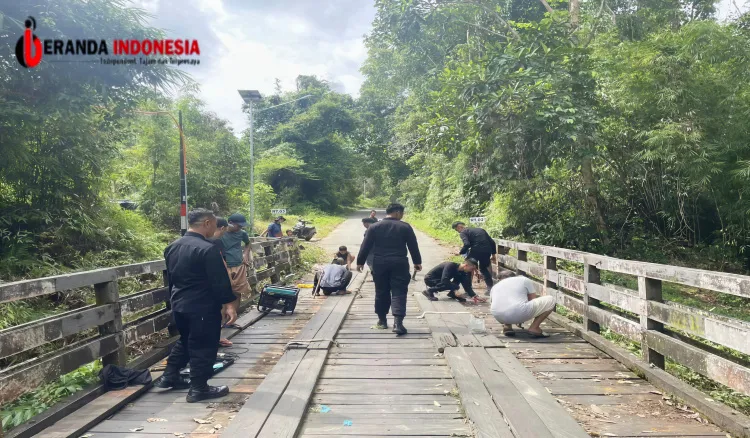 Brimob Kaltim Revitalisasi Jembatan Sungai Lungau untuk Akses Transportasi Desa