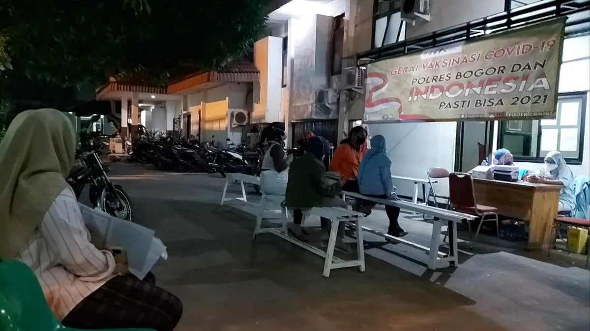 Polsek Cibinong Buka Sentra Vaksinasi Covid-19 Hingga Malam Hari