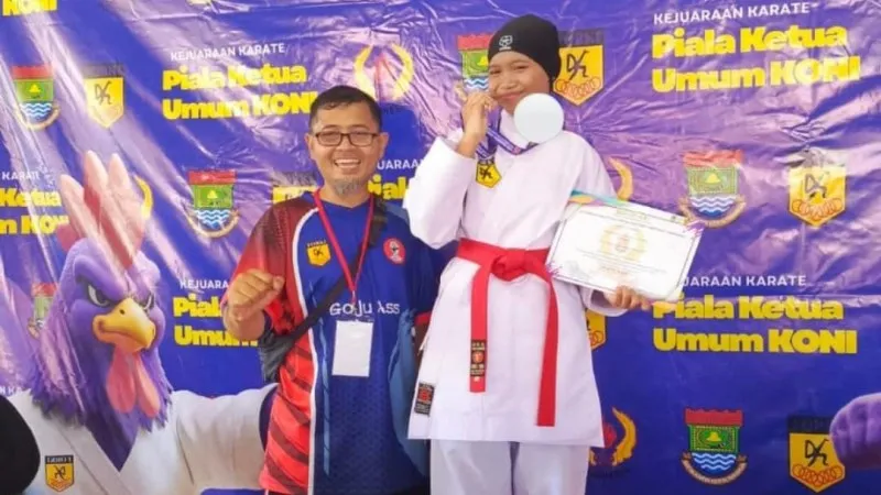 Siswi MTsN 37 Jakarta Raih Emas di Kejuaraan Karate Kabupaten Tangerang