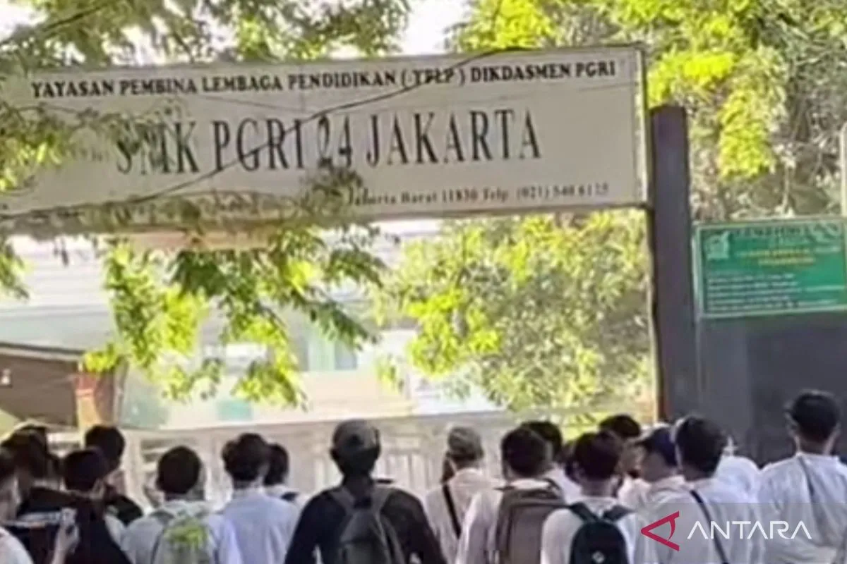 Gerbang SMK PGRI 24 Kalideres Digembok, Siswa Tertahan di Luar Sekolah