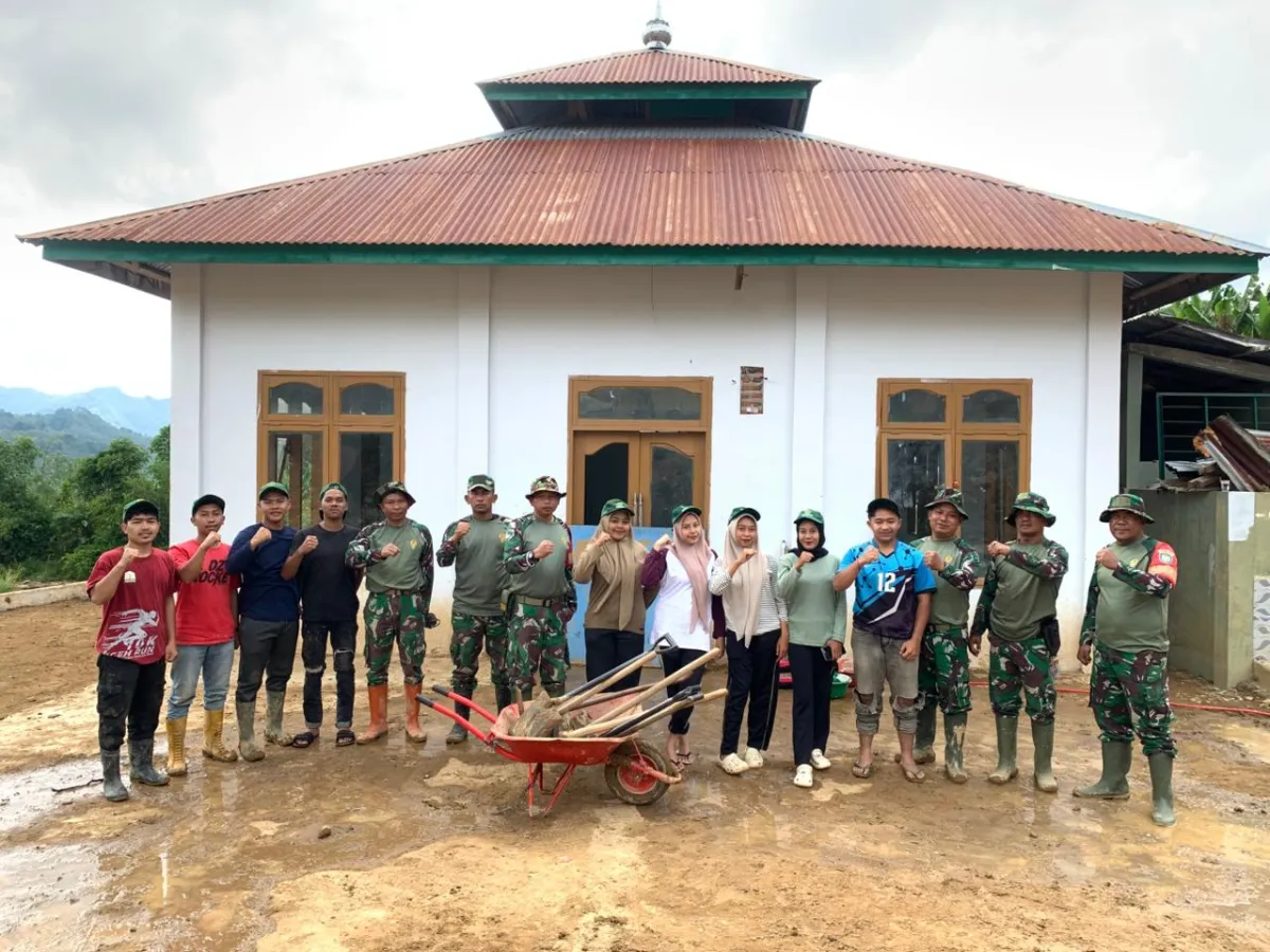 Mahasiswa Unimal dan TNI Bersihkan Musholla serta Pasang Tanggul di Desa Tebuk