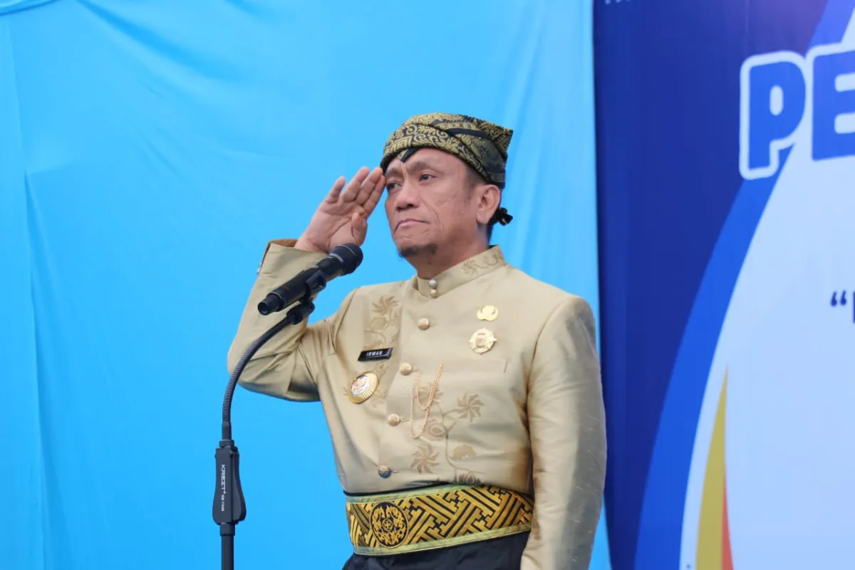 Bupati Irwan Tegaskan Komitmen untuk Pendidikan Berkualitas pada Upacara Hardiknas 2025