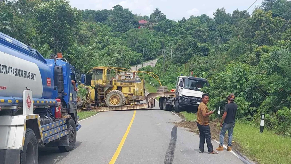 Kecelakaan Truk Tronton Mengakibatkan Lalu Lintas Jalan Bontang-Samarinda Terhenti Total
