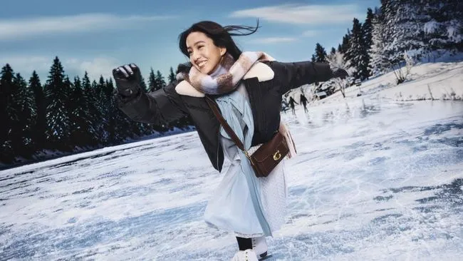 Inspirasi Gaya Chic Liburan dari Kampanye Coach