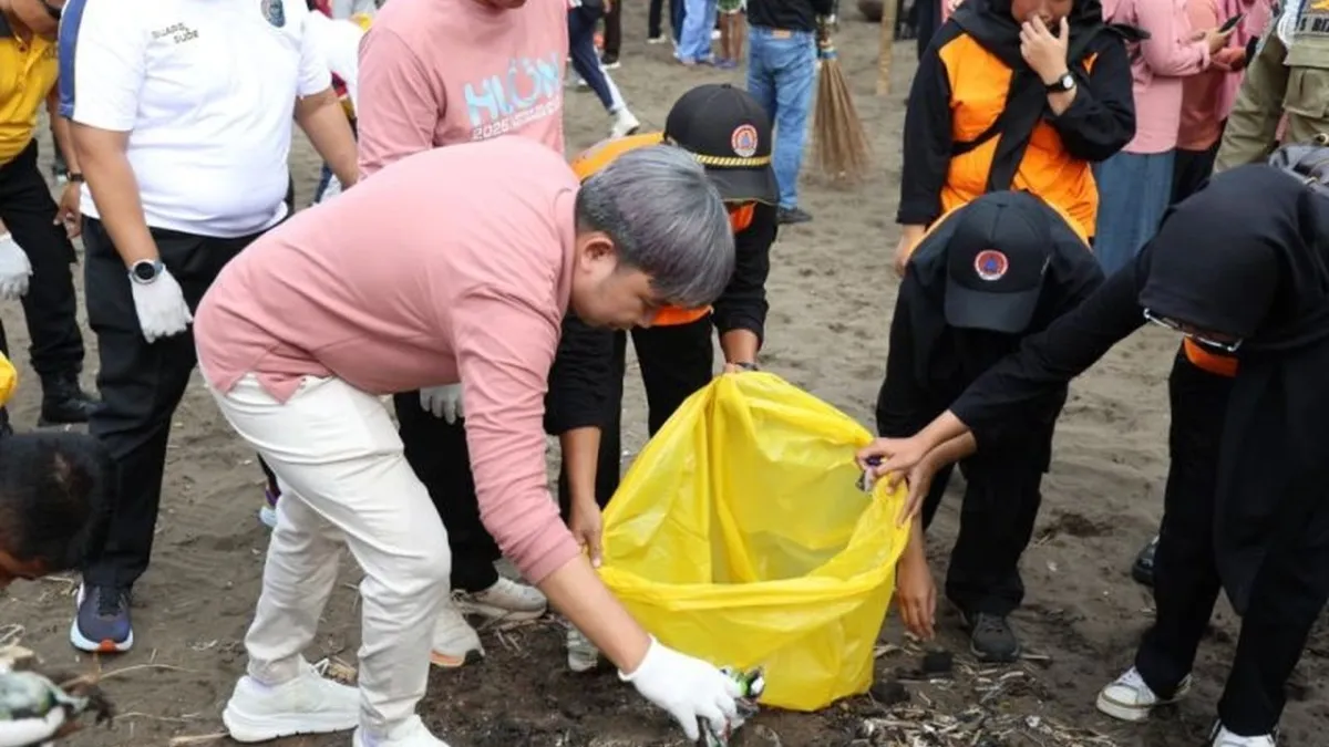 Aksi Bersih Pantai Jember Pimpin Bupati untuk Wisata Internasional