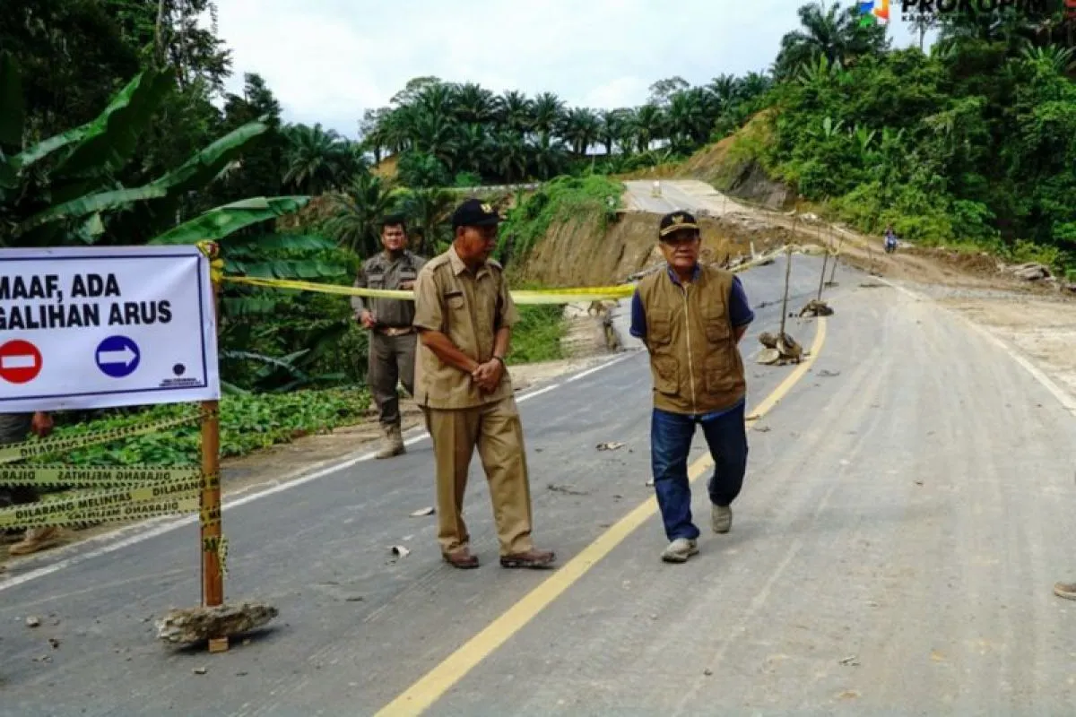 Wakil Bupati Mahulu: Kolaborasi Lintas Sektor untuk Penanganan Longsor di Jalan Poros