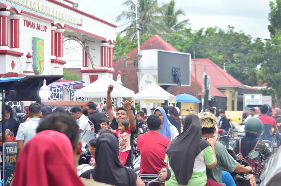Antusiasme Warga Kuansing di Hari Pertama Ramadan, Taman Jalur Dipenuhi Pemburu Takjil