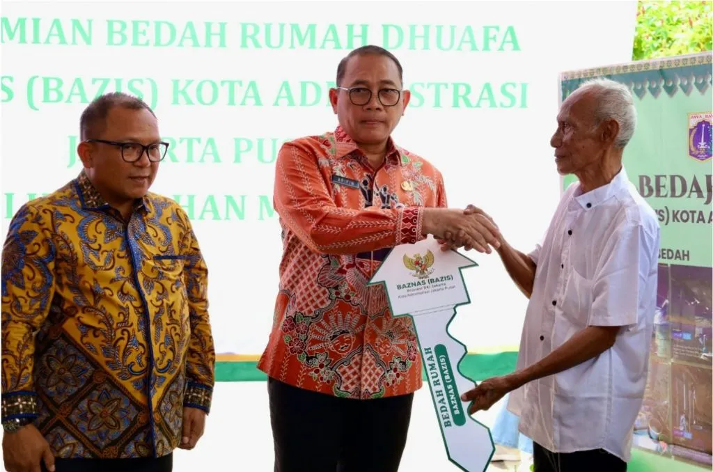 Wali Kota Jakarta Pusat Serahkan Kunci Program Bedah Rumah untuk Warga Dhuafa