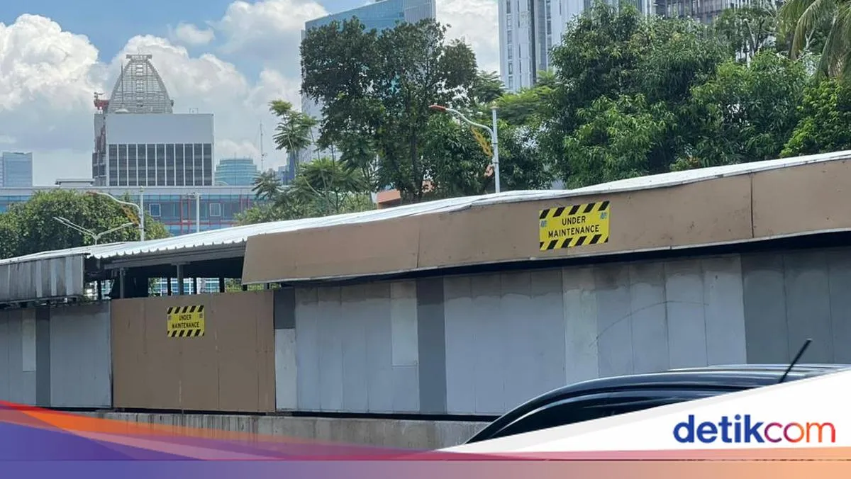 Perbaikan Atap Lintasan MRT di Senayan Setelah Tertimpa Pohon Tumbang