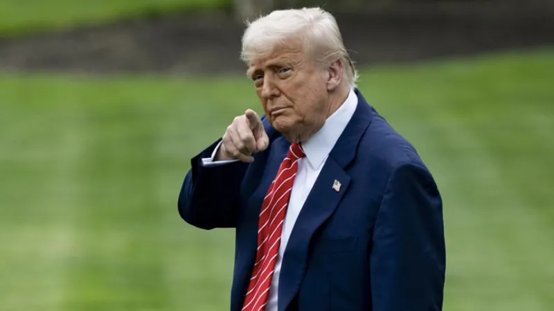 Trump Pertimbangkan Gugatan Hukum Terhadap CNN Terkait Aplikasi Pelacak Petugas Imigrasi