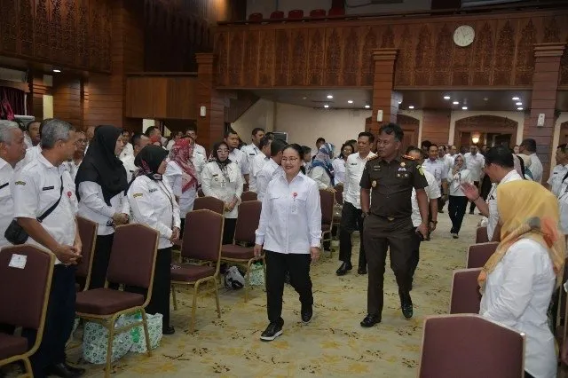 Wali Kota Agustina Serahkan Penghargaan Desa Tertib Kelola Keuangan di Semarang