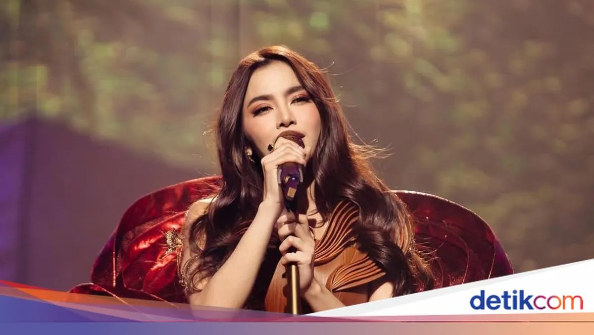 Pesona Mahalini di Konser KOMA dengan Gaun Karya Lima Desainer