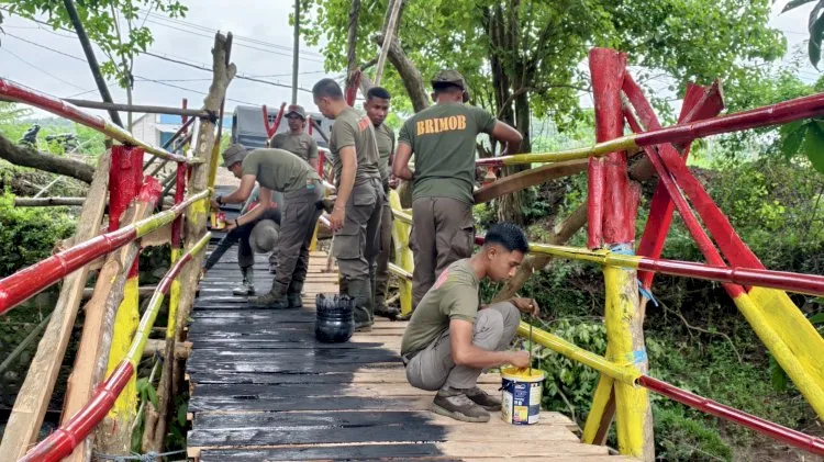 Brimob Polda NTT Bangun Jembatan Sementara untuk Akses Masyarakat