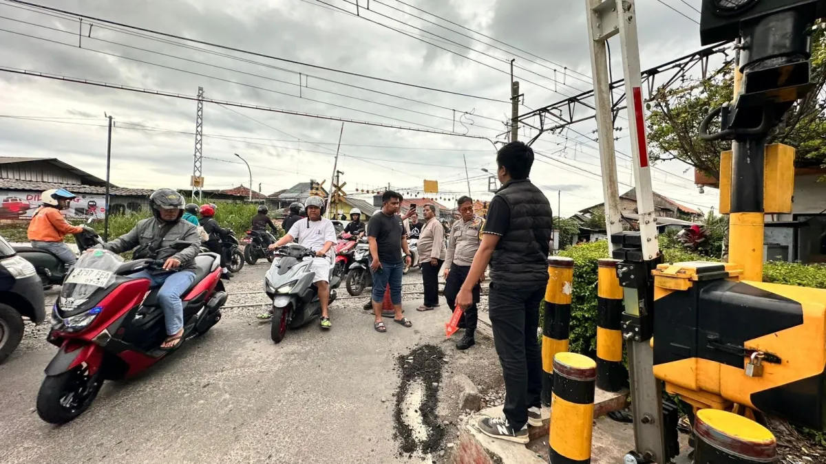 Relawan Palang Pintu Terserempet KRL di Bogor, Alami Luka Kepala