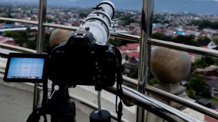 Komunitas Astronomi Sumbar Gelar Pengamatan Hilal Tua di Menara Masjid Raya