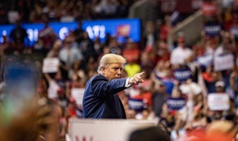 Trump Umumkan Sanksi Baru Terhadap Entitas Terkait Perdagangan Minyak Iran