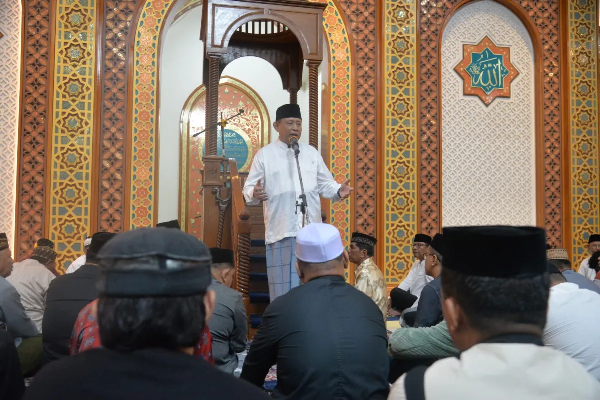 Gubernur Gusnar Ajak Warga Memaknai Ramadan dalam Tarawih Perdana