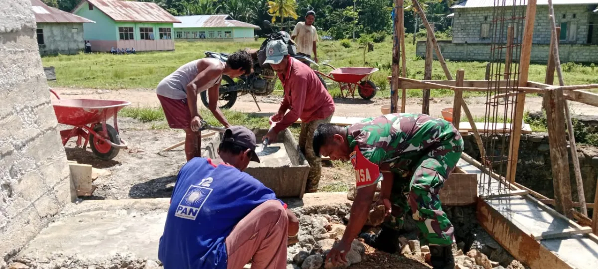 Babinsa Koramil 1513-01/Piru Bantu Warga Bangun Rumah dengan Gotong Royong
