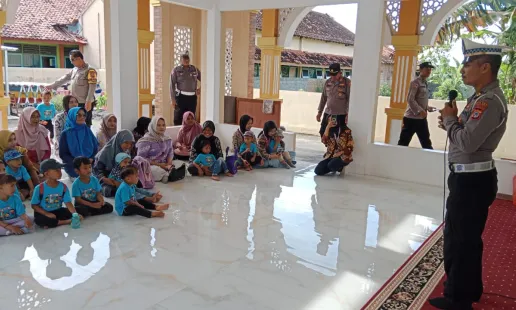 Kanit Polsek Pengasih Edukasi Tugas Kepolisian kepada Anak PAUD