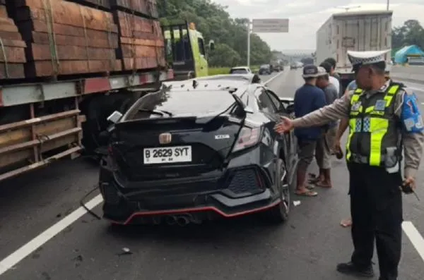 Kecelakaan Sedan Sport di Tol Surabaya-Gempol, Pengemudi Wanita Luka-Luka