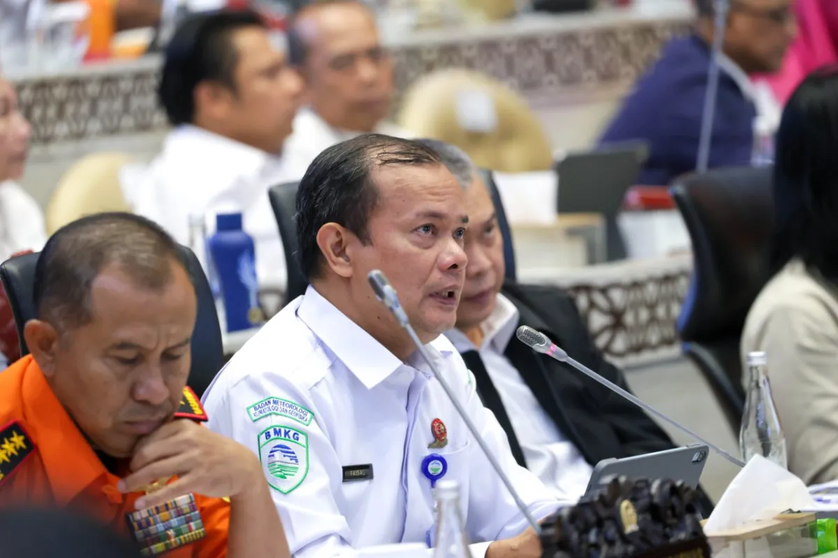 BMKG Imbau Masyarakat Waspadai Cuaca Ekstrem Menjelang Nataru 2025-2026