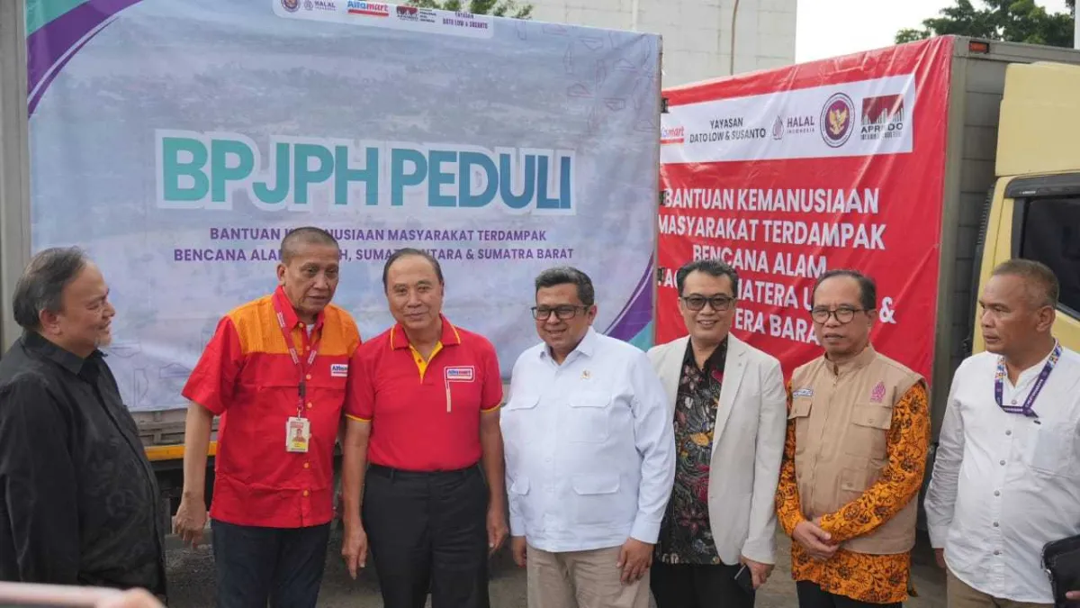 BPJPH dan Alfamart Kirim 10 Truk Bantuan untuk Korban Bencana di Aceh