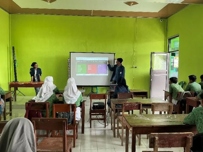 Mahasiswa UNAIR Tingkatkan Literasi Digital Siswa Lewat Pelatihan Webstalk