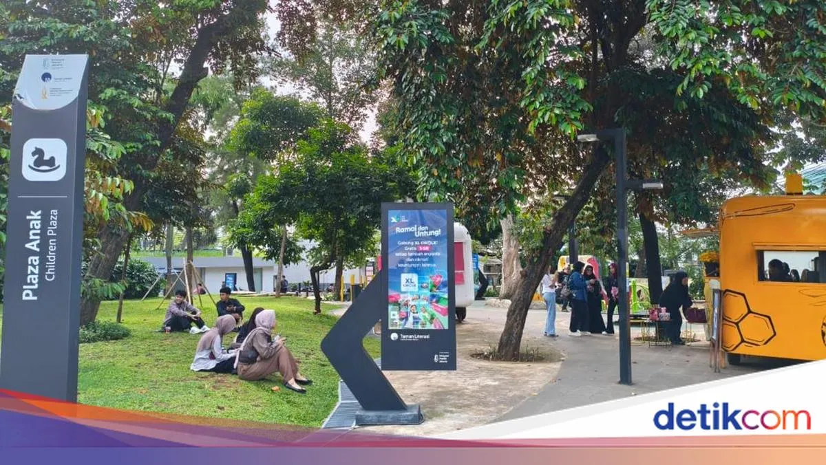 Warga Nikmati Suasana Taman Literasi di Blok M Jakarta
