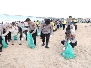Kolaborasi Kapolda Bali dan 5.000 Relawan Bersihkan Pantai Kedonganan