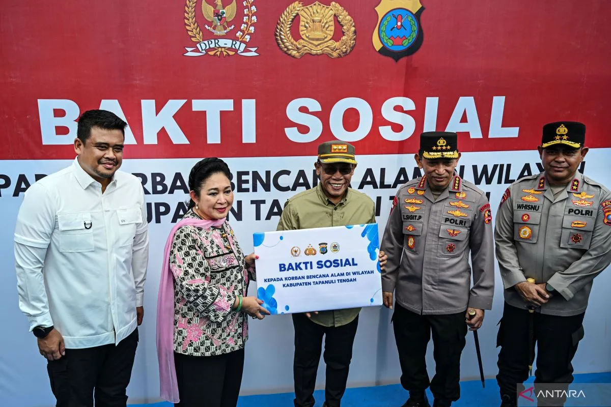 Kapolri dan Titiek Soeharto Salurkan Bantuan untuk Pengungsi Bencana di Tapanuli Tengah