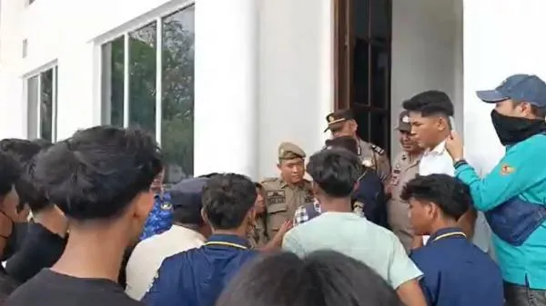 Demo Mahasiswa di Asahan Ricuh, Pintu Kantor Bupati Hampir Roboh