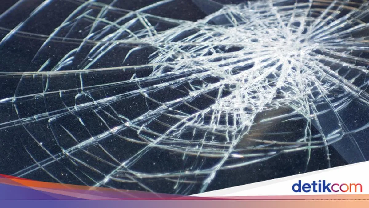 Kecelakaan di Gerbang Tol Jagorawi: Minibus Tabrak Dua Mobil Akibat Sopir Mengantuk
