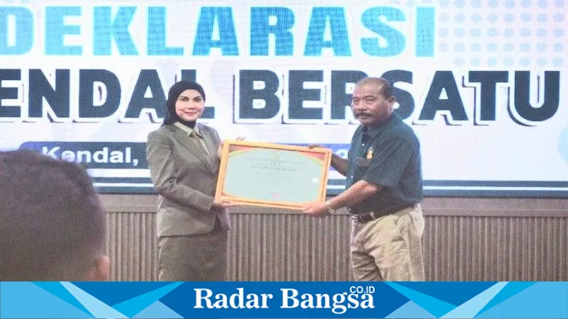 FKB Apresiasi Bupati Kendal dengan Piagam Penghargaan