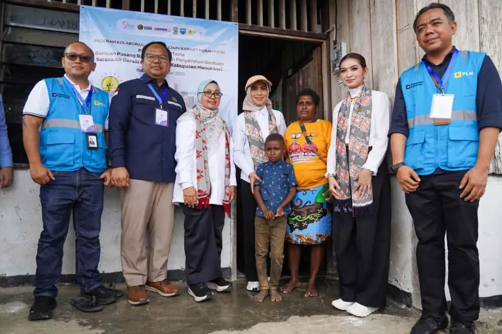 SERUNI Salurkan Bantuan Listrik untuk 100 Rumah Tangga di Manokwari
