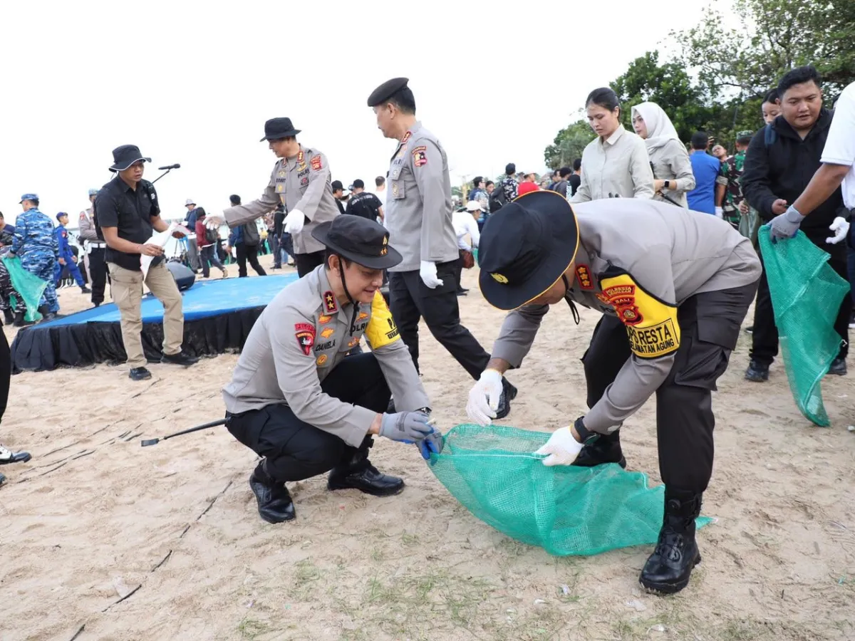 Kapolda Bali Pimpin Aksi Bersih Pantai dengan 5.000 Relawan