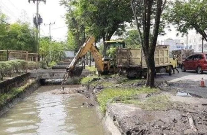 Pemko Pekanbaru Targetkan Normalisasi 900 Km Drainase untuk Atasi Banjir