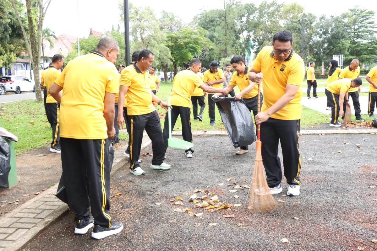Kapolres Banjarbaru Inovasi Program Jumat Sehat dengan Aksi Bersih Lingkungan