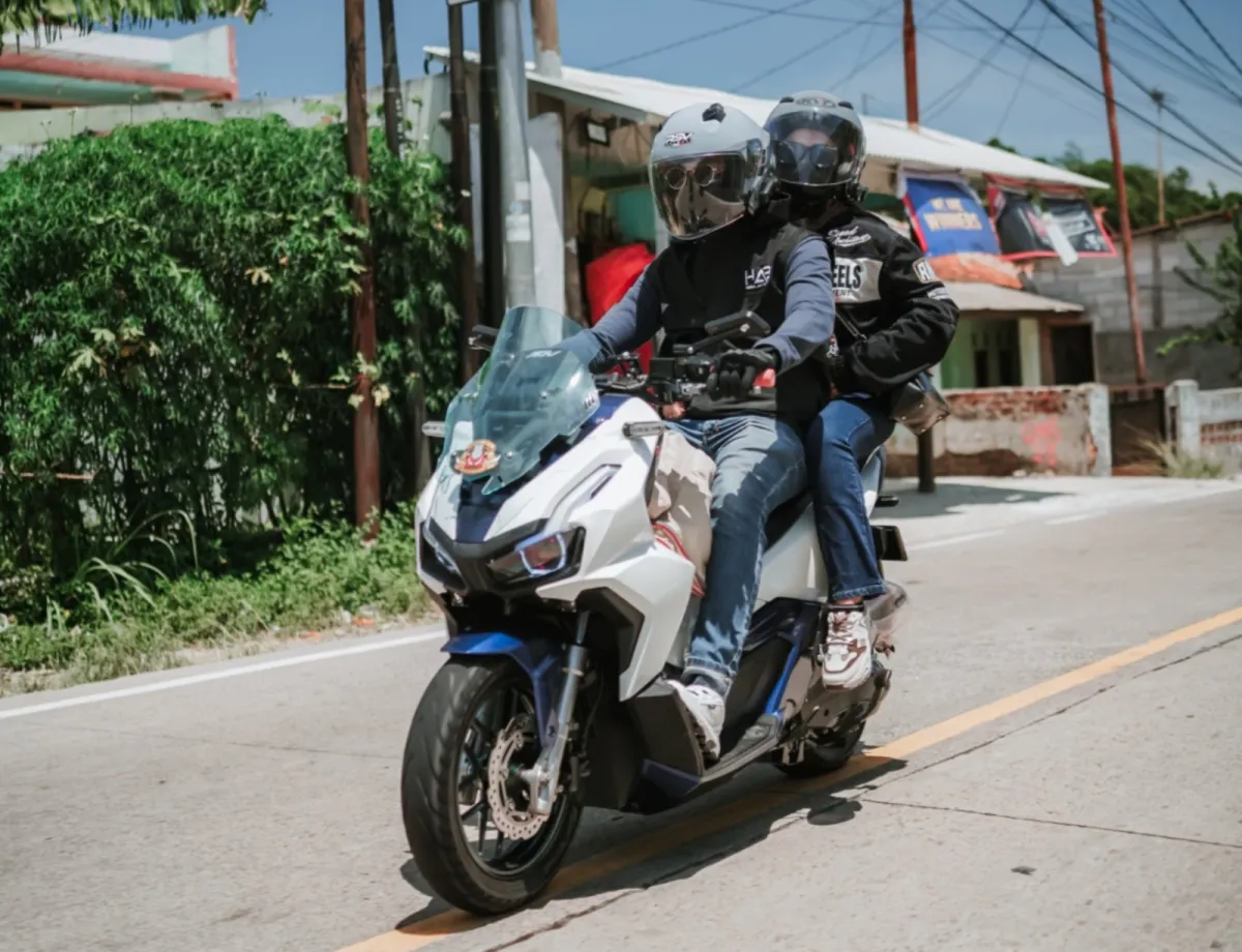 Tips Aman Berboncengan Sepeda Motor: Perhatikan Posisi dan Keseimbangan