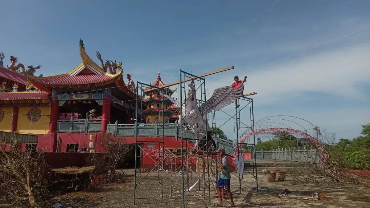 Klenteng Sam Bong Dja Sambas Siapkan Dekorasi Tahun Kuda untuk Imlek
