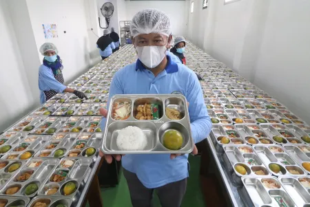 Program Makan Bergizi Gratis Dinilai Penting di Tengah Krisis Ekonomi