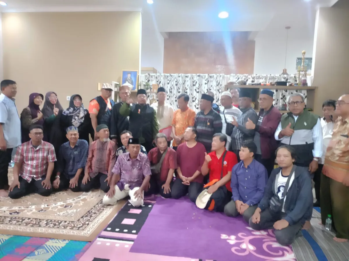 Partai Gerakan Rakyat Serahkan SK DPC di 31 Kecamatan Surabaya